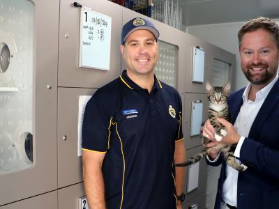 Ranger Andrew and Deputy Mayor Adam Hort at the City of Gosnells’ new Cat  Management Facility