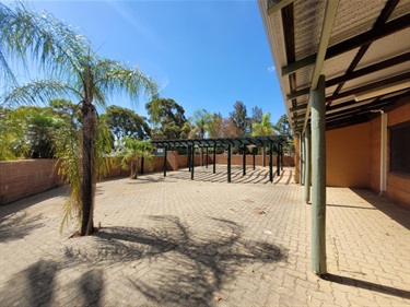 Kenwick Community Centre enclosed courtyard