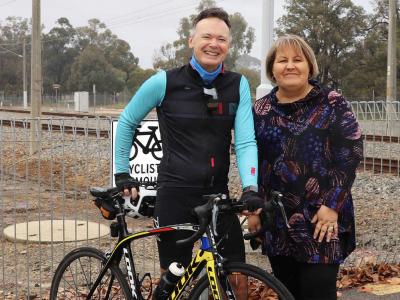 Thornlie MLA Chris Tallentire and Mayor Lynes discuss the new Bicycle Plan at the Armadale to Perth rail corridor.